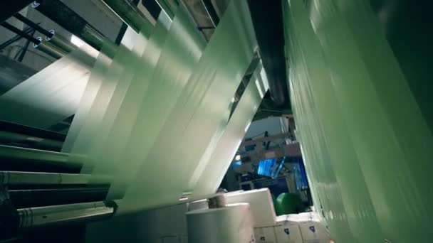 Walsmachine met bladen van polyethyleen die er doorheen gaan — Stockvideo