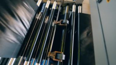 Plastik fabrikasında siyah folyo üretiliyor.