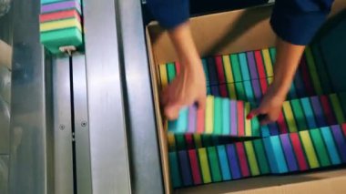 Süngerler kutudan çıkartılıp mekanik olarak taşınıyor.