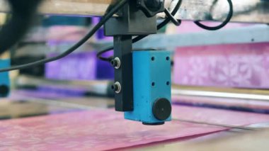 Renkli ambalaj kağıdı fabrika mekanizması altında hareket ediyor