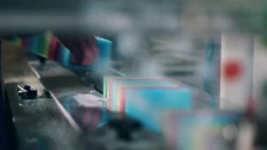 Köpük plastik süngerli bir taşıyıcı kümeler halinde hareket ediyor.