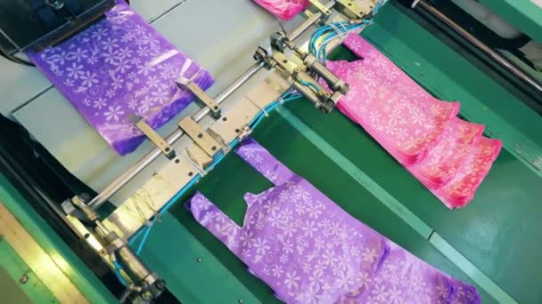 Fabrieksmachine laat gekleurde plastic zakken los — Stockvideo