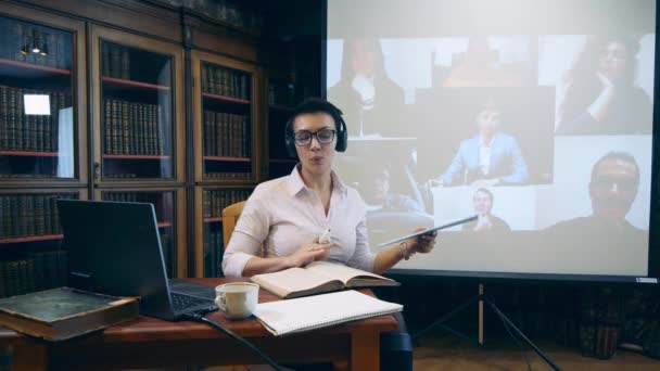 Bibliotecario sta insegnando una video lezione agli adulti — Video Stock