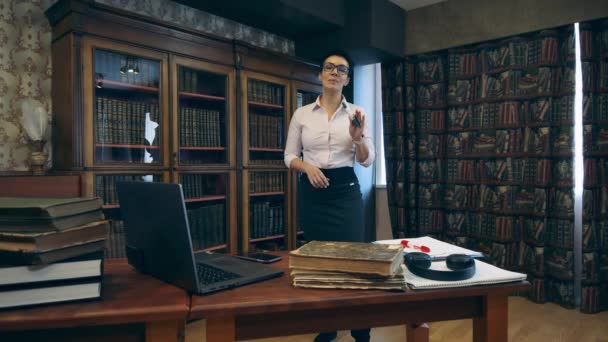 Bibliotecaria femminile sta effettuando una lezione video — Video Stock