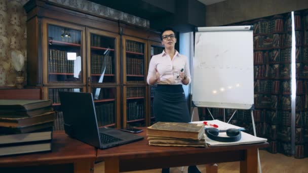 Insegnante donna che esegue una lezione video — Video Stock