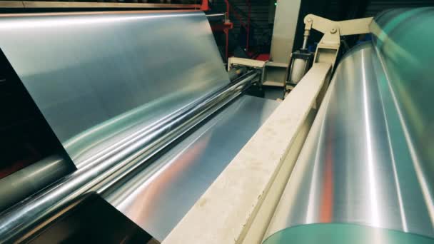 Metall laminado de chapa metálica viene a través de rodillos en el laminador — Vídeos de Stock