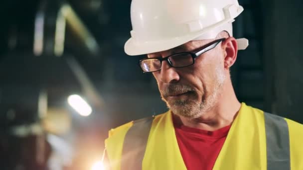 Engineer keeping a check on production process. Face closeup. — Stock Video