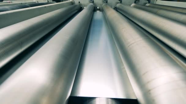 Primer plano del proceso de laminación de metales en el laminador — Vídeos de Stock