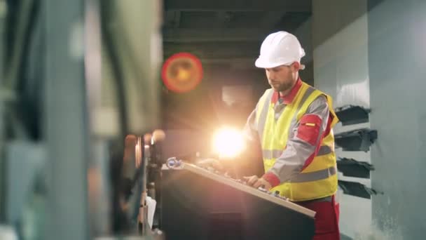 Trabajador gestiona el proceso de producción utilizando la máquina CNC — Vídeos de Stock