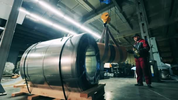 Bobina de acero del transporte del trabajador por la grúa aérea en la fábrica de trabajo del metal — Vídeos de Stock