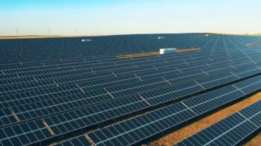 Devasa bir güneş enerjisi tesisinin en üst görüntüsü