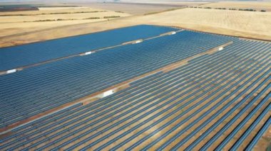 Bir güneş enerjisi tesisinin hava görüntüsü