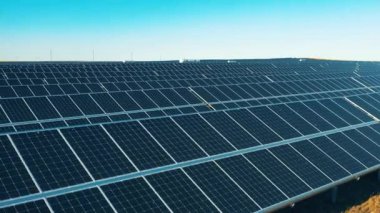 Bir tarlada bulunan bir güneş enerjisi tesisinin havadan görüntüsü
