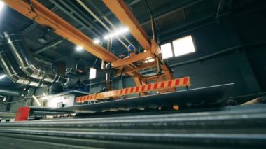 Otomatik istifleme makinesi, emme kabı ile metal levhayı transfer eder