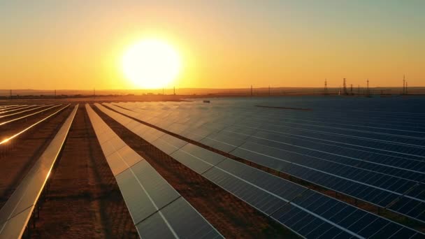 Luchtopname van zonnepanelen in een fotovoltaïsche centrale bij zonsondergang — Stockvideo