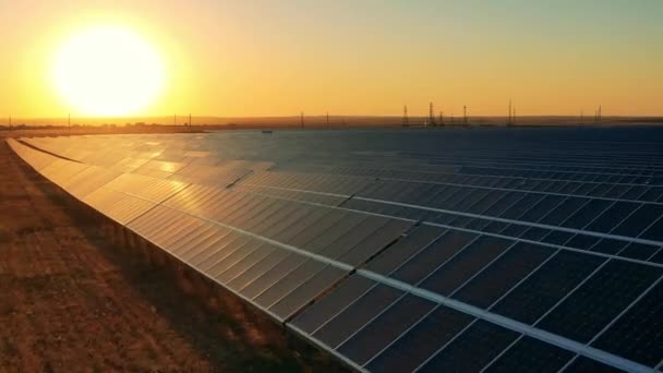 Imágenes de drones de una planta de energía solar al atardecer — Vídeo de stock