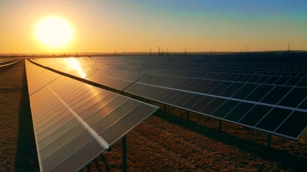 Drone shot van een fotovoltaïsche centrale bij zonsondergang — Stockvideo