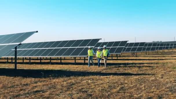 Napenergia-szakértők, akik egy naperőművet felügyelnek