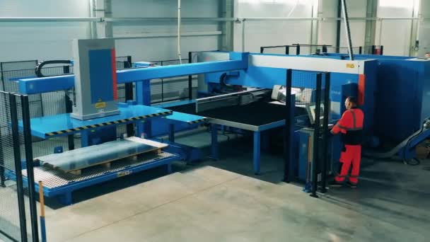Industrial cutting machine located in a factory unit. Factory interior. — Stock Video