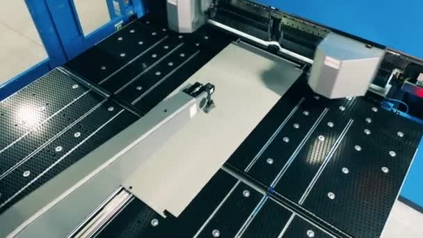 Современная промышленная машина обрабатывает металлическую пластину на заводе. — стоковое видео