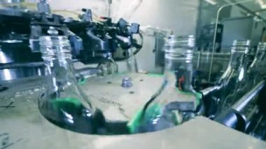 Boş cam şişeleri olan endüstriyel taşıyıcı