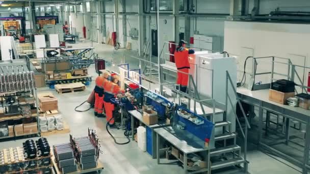 Fabriksarbetare tillverkar kylskåp. Arbetstagare vid en fabrik produktionslinje. — Stockvideo