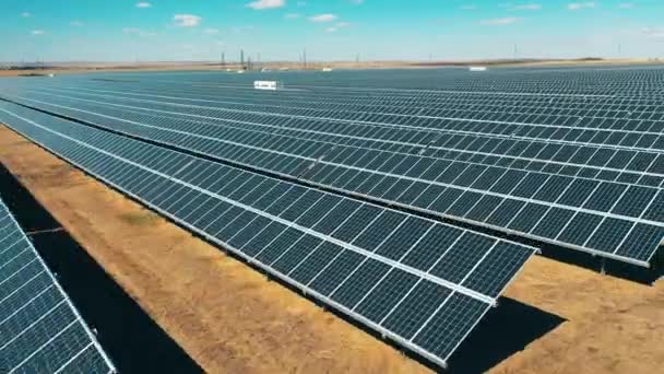 Tembakan udara dari pembangkit listrik photovoltaic terletak di lapangan — Stok Video