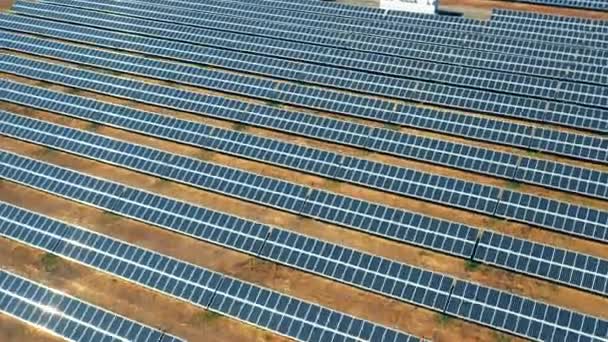 Vista aérea de un parque solar a la luz del día — Vídeo de stock