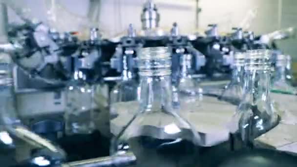 Fabriksmekanismen flyttar glasflaskor — Stockvideo