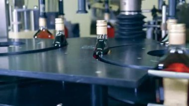 İçinde alkol şişeleri olan dönen taşıyıcılar.