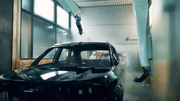 Autóipari festő robotok festeni egy autó karosszéria egy autó futószalag — Stock videók