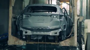 Araba fabrikasında elektroforetik kaplama işlemi.