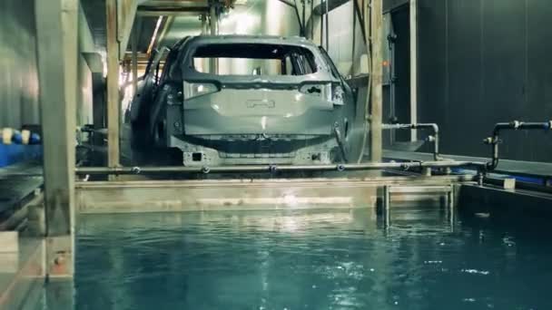 Voiture sortir d'une solution avec des composés anticorrosion. Installation d'usine automobile, processus de production de voiture. — Video