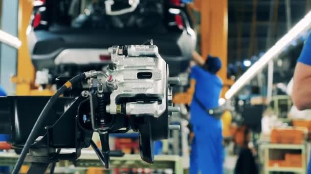 Pièce de voiture dans une usine de production automobile. Installation d'usine automobile, processus de production de voiture. — Video