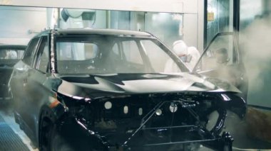 Araba imalatçısı bir araç cesedi boyuyor.