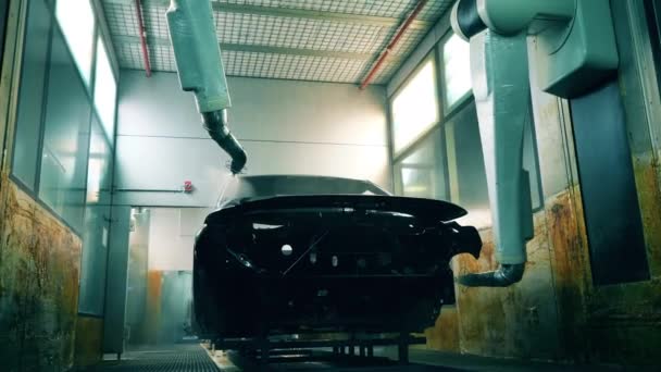 Automotive pittore robot spray pittura una macchina nera — Video Stock