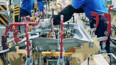 Araba imalatçısı bir otomobil üretim fabrikasında makine kullanıyor. Otomobil fabrikası, otomobil üretim süreci.