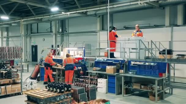 Línea de producción en una fábrica. Las trabajadoras están montando refrigeradores — Vídeos de Stock