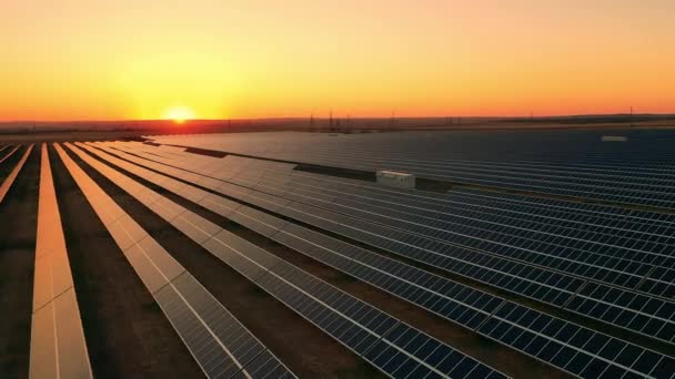 Vue de dessus d'une grande centrale photovoltaïque au coucher du soleil — Video