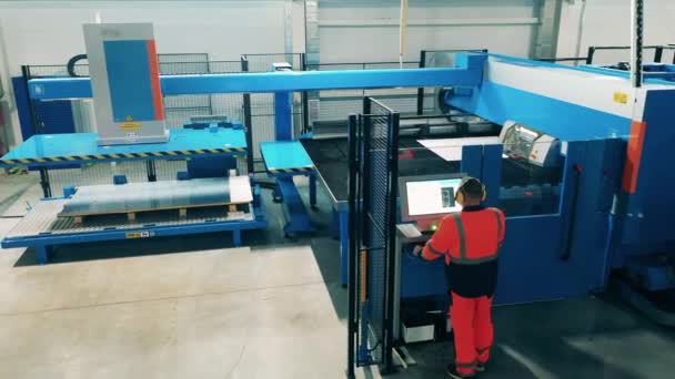 Trabalhador masculino profissional está operando uma máquina de corte industrial — Vídeo de Stock