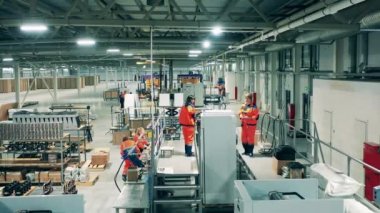 Fabrika üretim hattındaki işçiler. Kadınlar fabrikada buzdolabı monte ediyorlar.