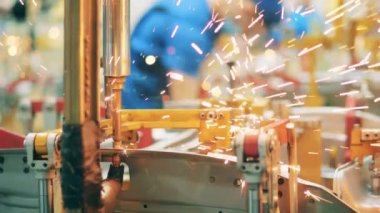 Araba üretim fabrikasındaki bir araba parçasının kaynak işlemi