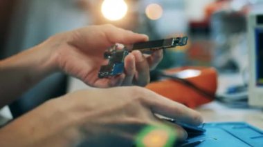 Akıllı telefon çipini söken ellere yakın çekim