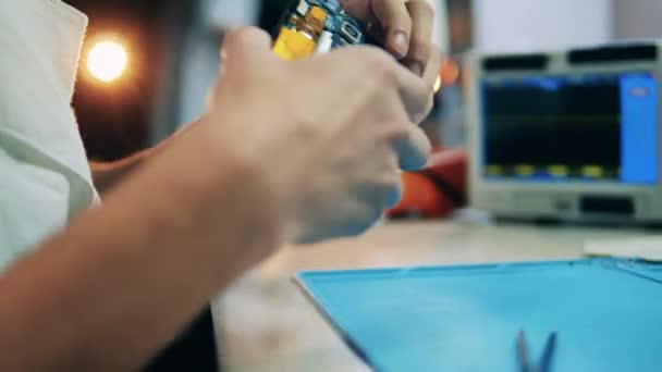 Fechar-se de mãos de homem de serviço reparar gadget móvel — Vídeo de Stock