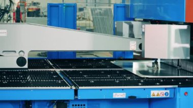 Alüminyum plakalar mekanik olarak hızlı hareket ediyor.