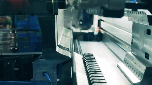 Industriell mekanism är bockning kanter av en aluminium bit — Stockvideo