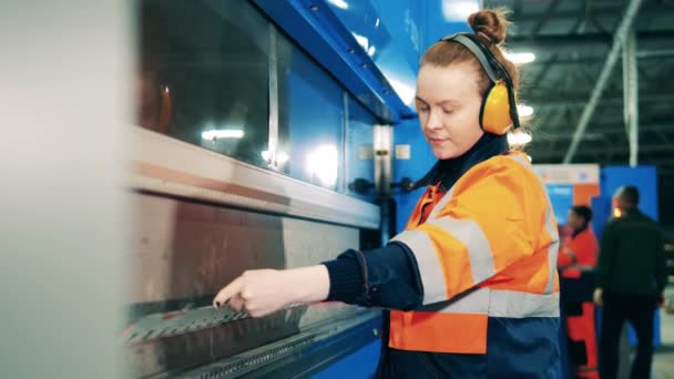 Industriingenjör driver en maskin för att böja aluminium — Stockvideo