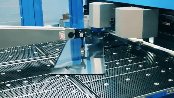 Industriemaschine biegt Kanten einer Metallplatte — Stockvideo
