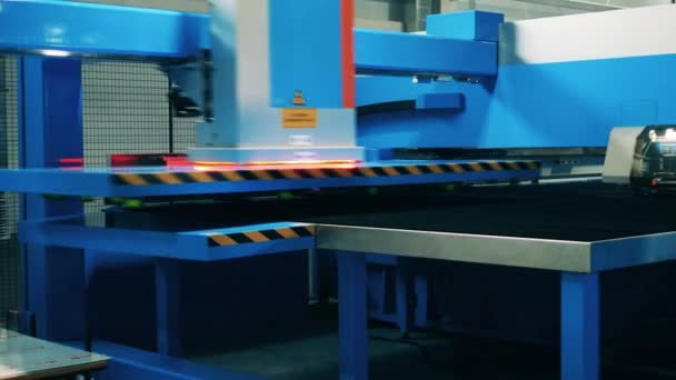 Moderne Industriemaschine verarbeitet Aluminium — Stockvideo