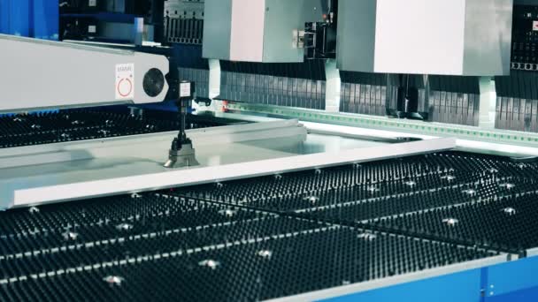 Randen van een aluminium plaat worden gebogen door een fabrieksmachine — Stockvideo